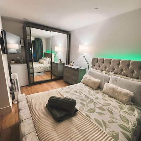 Tropical Room With Private Bathroom And Patio Лондон Екстериор снимка