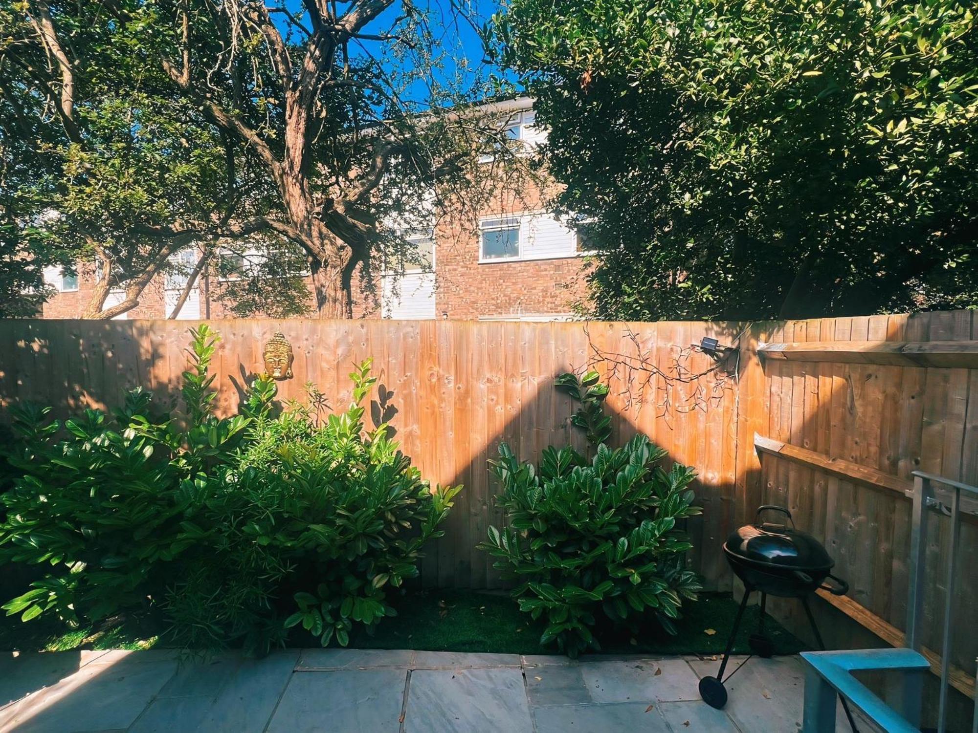 Tropical Room With Private Bathroom And Patio Лондон Екстериор снимка