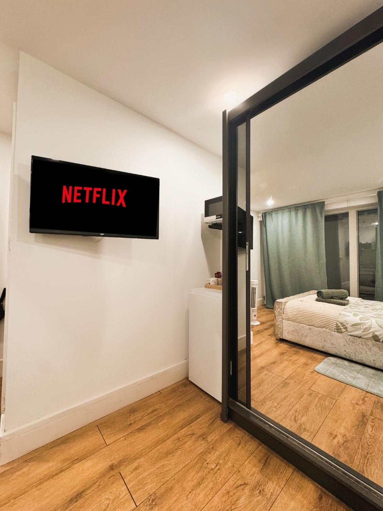 Tropical Room With Private Bathroom And Patio Лондон Екстериор снимка